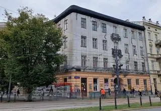 Przetrwała wojnę, teraz niszczeje. Kamienica ma przejść remont