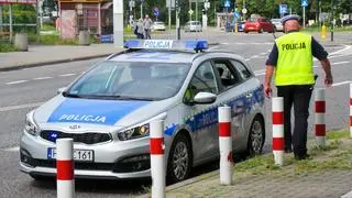 Kolizja toyoty i miejskiego autobusu