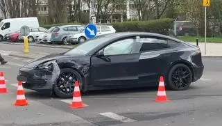 Kolizja autobusu z teslą