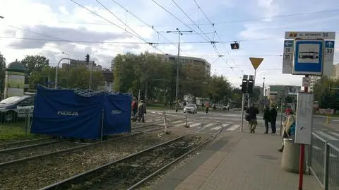 Pasażer zginął pod tramwajem. "Zatoczył się i wpadł pod wagon"