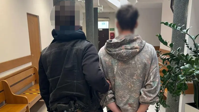 Zostawił narkotyki na trawniku i zrobił im zdjęcie. Widzieli to policjanci