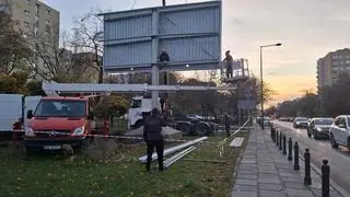 Obok stanął drugi wielki billboard