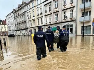 Stołeczni policjanci w pełnej gotowości do pomocy powodzianom. Nysa, 16 wrzesień