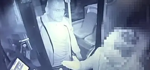 Zaatakował kierowcę autobusu. Próbował wtargnąć do szoferki