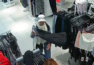 Zakryła ręce sukienką i portfel klientki sklepu zniknął