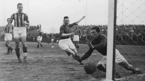 Mecz Ruch Chorzów - Pogoń Lwów. Ernest Wilimowski atakuje bramkę Spirydiona Albańskiego (1939 r.)