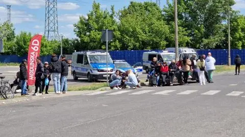 Kupcy przed Centrum Handlowym Modlińska 6D