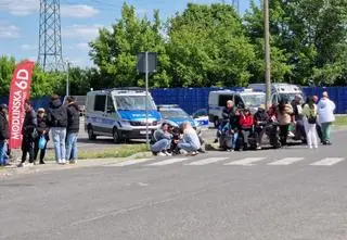 Kupcy koczują przed halą, niektórzy tam nocowali. Zarządca o stratach