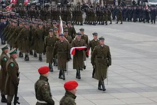 Uroczysta odprawa wart przed Grobem Nieznanego Żołnierza na placu Piłsudskiego