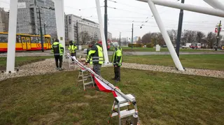 Flaga Polski na Maszcie Wolności na rondzie Zgrupowania AK "Radosław"