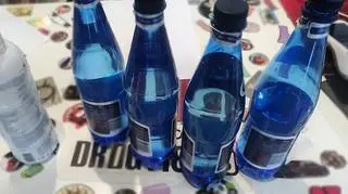 W butelkach po wodzie był płyn do e-papierosów