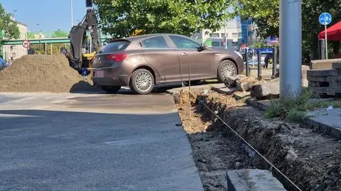 Auto na placu budowy. Stoi od kilku dni