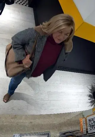 Policjanci szukają tej kobiety w związku z kradzieżą w kantorze