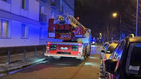 Pożar mieszkania na Nalewkach. Jedna osoba trafiła do szpitala, druga zmarła we własnym łóżku 