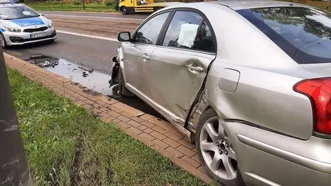 Auto wpadło na słup trakcji tramwajowej