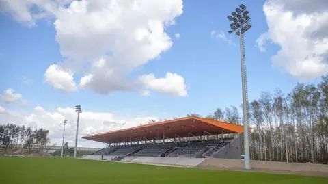 Kameralny stadion, boiska treningowe i korty. Inwestycja na ostatniej prostej