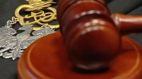 Adwokat oskarżony o znęcanie się nad chorą żoną. "Kopał po głowie"