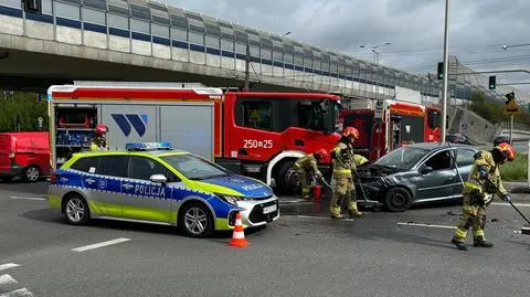 Uderzyła w bok karetki, która jechała do wezwania