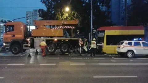 Zderzenie betoniarki z tramwajem. Wykolejony swing zablokował ruch