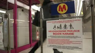 Za przejście bramką awarynją w metrze można dostać mandat