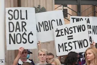 Protest "Gruntujemy Cnoty Niewieście"