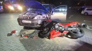 Zderzenie samochodu i motocykla na parkingu 