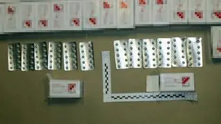 W torbie podróżnej 32-latka znaleziono 6,5 tysiąca tabletek opioidowych 