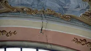 Jedno z pęknięć widocznych wewnątrz świątyni
fot. WRA/Kontakt 24