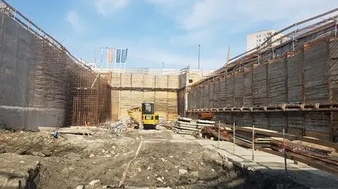 Wielka dziura i sprzątanie po bazarze. Powstaje tunel POW