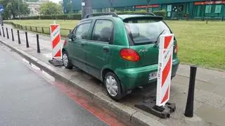 Auto pośród słupków na Andersa