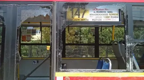Mitsubishi wjechało w "147". Trzy osoby w szpitalu