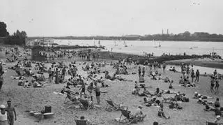 Plaża braci Kozłowskich wzdłuż Saskiej Kępy, lipiec 1936 - fot. Narodowe Archiwum Cyfrowe