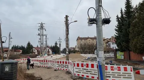 Budowa ronda w Wawrze utknęła przez słupy energetyczne