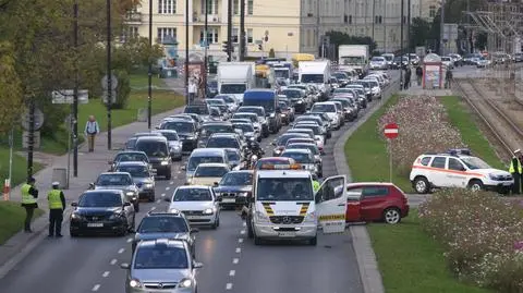 Volkswagen na torach, alfa romeo w poprzek jezdni