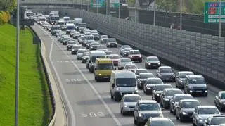 Korek po zderzeniu trzech samochodów na S8