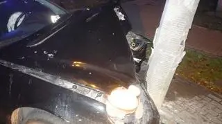 Mercedes wjechał w latarnię