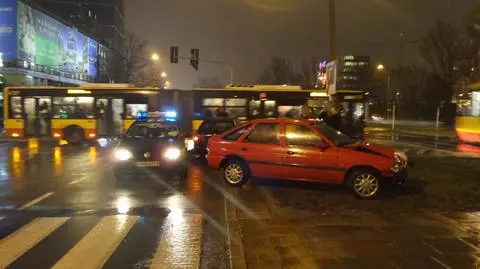 Towarowa róg Grzybowskiej: zepsute światła, kolizja i... brak korka