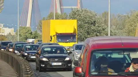 Toyota wpadła na bariery, trasa Siekierkowska w korku