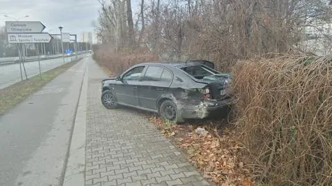 Auto wbite w parkan zalega przy Wisłostradzie