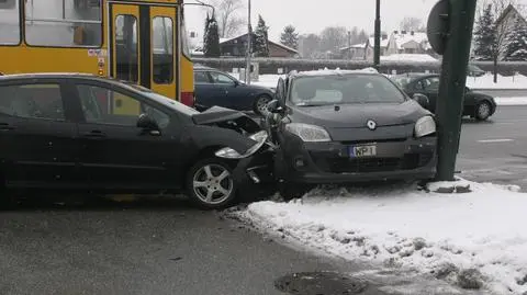 Zderzenie renault i peugeota na Ursynowie