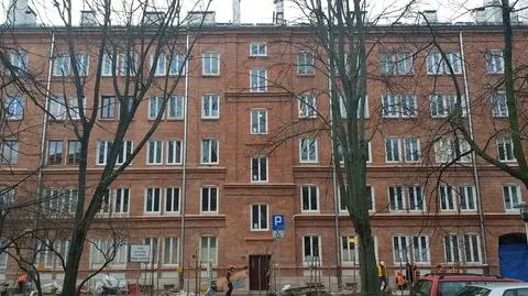 "Elewacja zachwyca urodą naturalnej cegły". Remont w robotniczej perle stolicy