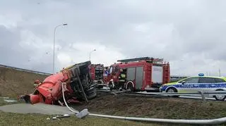 Na węźle Opacz przewróciła się betoniarka