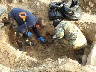 Kości, hełmy, elementy mundurów. Znalezisko na placu budowy