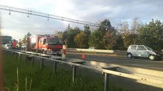 Zderzenie dwóch samochodów z autobusem