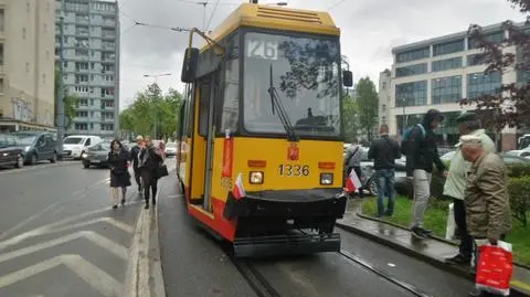 Kolizja w al. Solidarności. "26" zderzyła się z volkswagenem