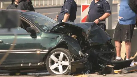 Opel wjechał w bariery przy Włościańskiej. "Kierowcy nic się nie stało"