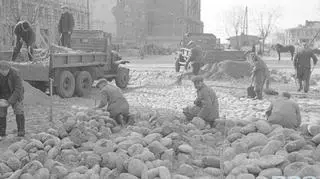 Budowa jezdni w Alei Armii Ludowej na skrzyżowaniu z ul. Marszałkowską, 1957 r. 