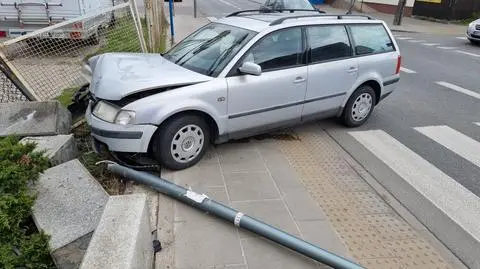 Ściął latarnię, wpadł na ogrodzenie. "Miał około dwóch promili"