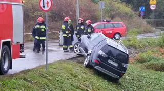 Auto zsunęło się z drogi