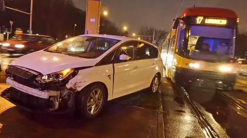 Zderzenie tramwaju z samochodem osobowym